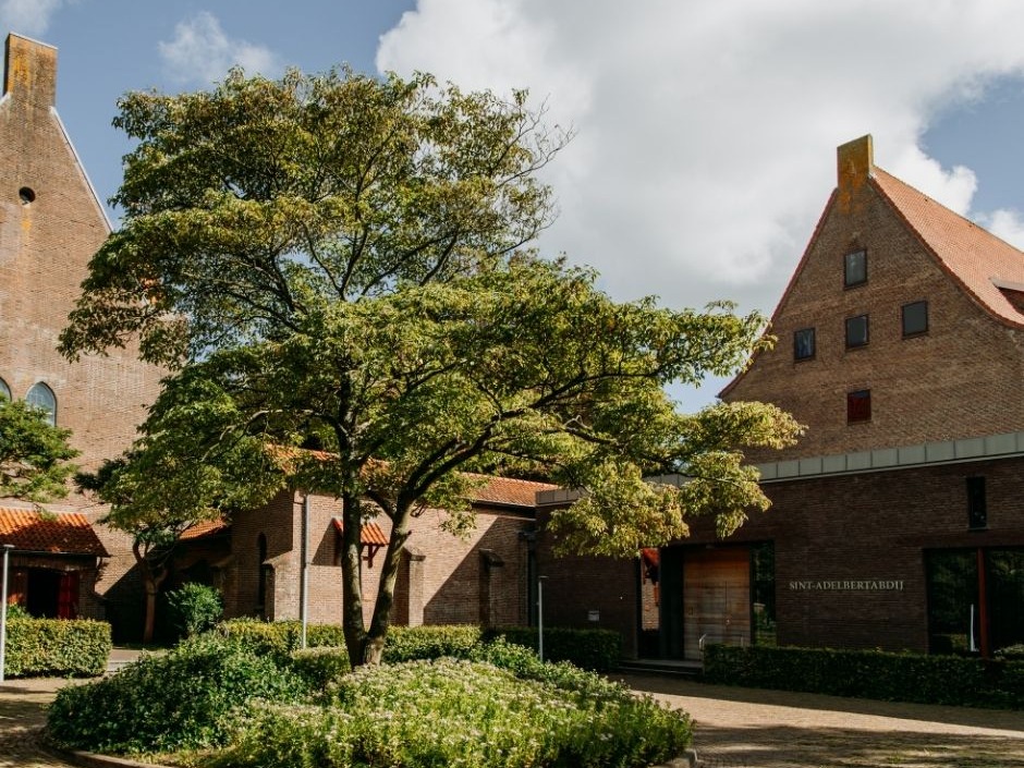 Meditatie in de abdijkerk in Egmond aan Zee
